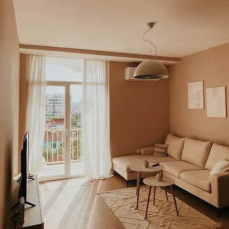 S T R E H E Z A ティラナ